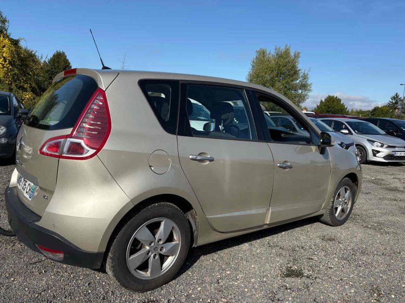RENAULT MEGANE SCENIC 2009. Auto Dakar propose des contrats de location flexibles adaptés à chaque budget
