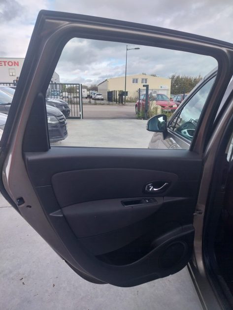 RENAULT MEGANE SCENIC 2012. Bénéficiez de l'expérience Auto Dakar pour vos achats et locations de véhicules