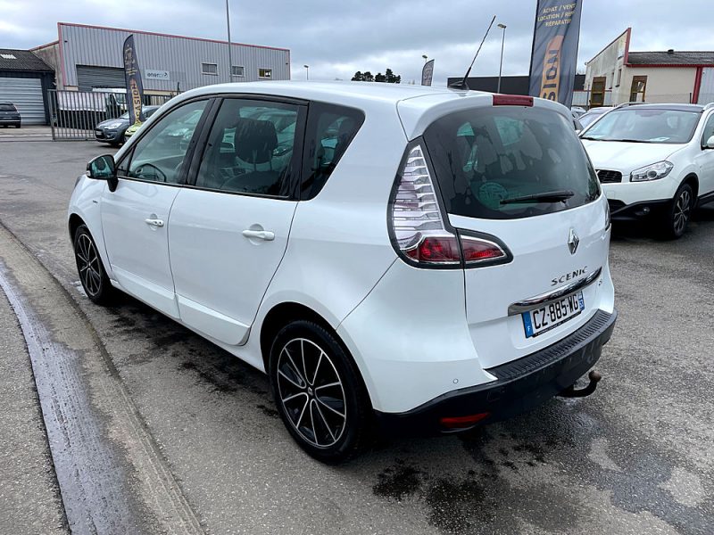 RENAULT MEGANE SCENIC 2013. Auto Dakar propose des véhicules adaptés aux conditions routières africaines