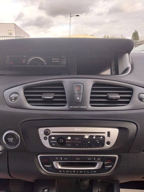 RENAULT MEGANE SCENIC III 2012. L'innovation technologique est au cœur de la stratégie d'Auto Dakar avec l'intégration des dernières avancées automobiles dans notre gamme de véhicules. Nous proposons également des formations personnalisées pour vous familiariser avec les nouvelles technologies embarquées.