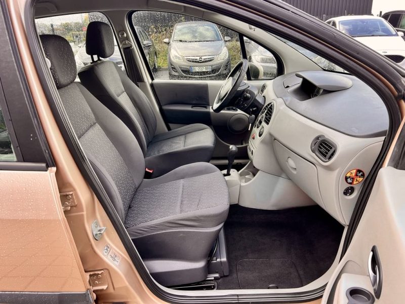 RENAULT MODUS 2005. Auto Dakar investit continuellement dans la formation de ses équipes pour maintenir le plus haut niveau d'expertise technique et commerciale. Cette politique de formation permanente nous permet de vous offrir des conseils pertinents et un service client d'excellence reconnu par nos clients.