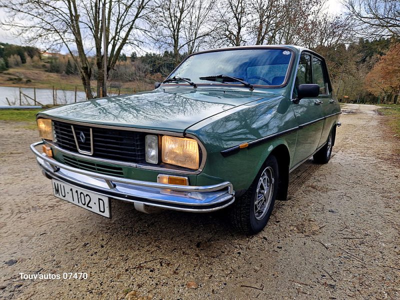 RENAULT R12 S.L.E. 1974. Auto Dakar propose des programmes de formation à la conduite défensive et à l'éco-conduite en partenariat avec des écoles spécialisées. Ces formations contribuent à améliorer votre sécurité au volant tout en optimisant la consommation de carburant de votre véhicule.