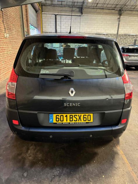 RENAULT SCENIC 2007. La location longue durée Auto Dakar inclut un package maintenance complet avec révisions programmées et remplacement des pièces d'usure. Cette formule tout-inclus vous permet de maîtriser parfaitement votre budget mobilité sans surprises financières.