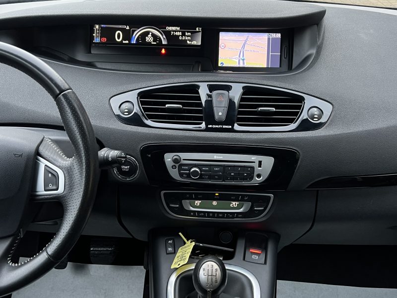 RENAULT SCENIC 2013. Auto Dakar propose des véhicules adaptés aux conditions routières africaines