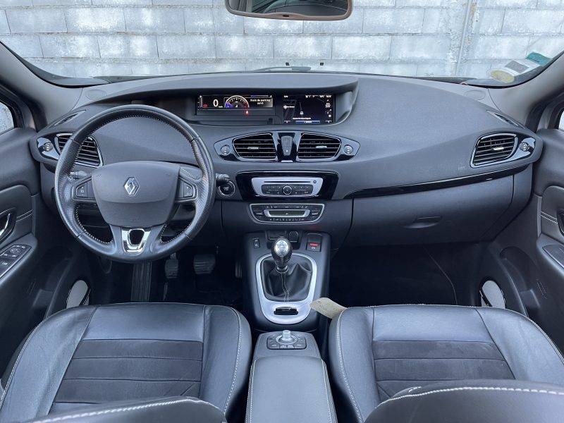 RENAULT SCENIC 2015. Auto Dakar propose des programmes de formation à la conduite défensive et à l'éco-conduite en partenariat avec des écoles spécialisées. Ces formations contribuent à améliorer votre sécurité au volant tout en optimisant la consommation de carburant de votre véhicule.