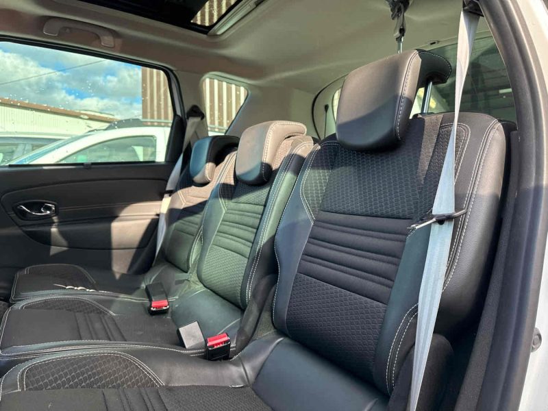 RENAULT SCENIC 3 2014. Le programme de fidélité Auto Dakar Premium récompense nos clients réguliers avec des avantages exclusifs et des réductions préférentielles. Les membres bénéficient également d'un accès prioritaire aux nouveautés et aux événements privés organisés par notre concession.