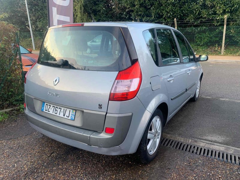 RENAULT SCENIC II 2004. Notre service de conciergerie automobile Auto Dakar Premium prend en charge l'entretien complet de votre véhicule avec enlèvement et livraison à domicile. Ce service exclusif comprend également le nettoyage intérieur et extérieur pour vous restituer un véhicule impeccable.