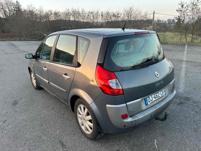 RENAULT SCENIC II 2007. Auto Dakar propose des contrats de location flexibles adaptés à chaque budget