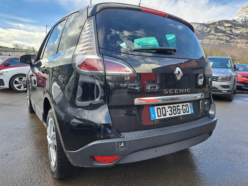 RENAULT SCENIC III 2015. Notre service de location avec chauffeur professionnel Auto Dakar met à votre disposition des conducteurs expérimentés et parfaitement formés. Cette prestation haut de gamme est idéale pour vos déplacements d'affaires, événements spéciaux ou découverte touristique du Sénégal.