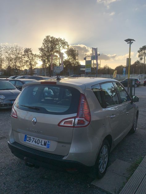 RENAULT SCENIC PRENIUM 2012. La location longue durée Auto Dakar inclut un package maintenance complet avec révisions programmées et remplacement des pièces d'usure. Cette formule tout-inclus vous permet de maîtriser parfaitement votre budget mobilité sans surprises financières.