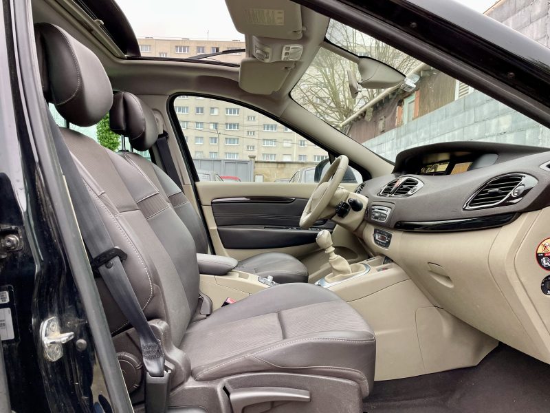 RENAULT SCÉNIC 2011. Auto Dakar révolutionne le marché automobile sénégalais avec une approche client personnalisée et des services d'exception. Notre engagement quotidien consiste à vous offrir une expérience d'achat unique, alliant conseils d'experts et solutions de financement sur mesure.