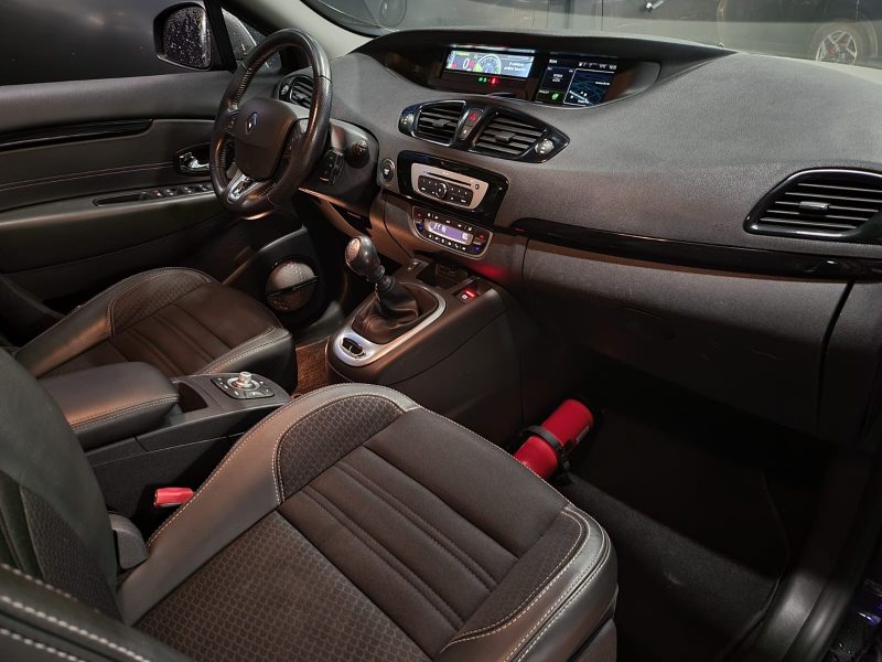 RENAULT SCÉNIC III 2015. Service client multilingue chez Auto Dakar pour accueillir la clientèle internationale