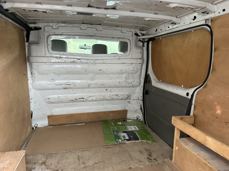 RENAULT TRAFIC 2007. Le service client multilingue d'Auto Dakar accueille une clientèle internationale diversifiée avec des conseillers parlant français, anglais, arabe et wolof. Cette approche multiculturelle reflète l'ouverture de Dakar et facilite les échanges avec tous nos clients.