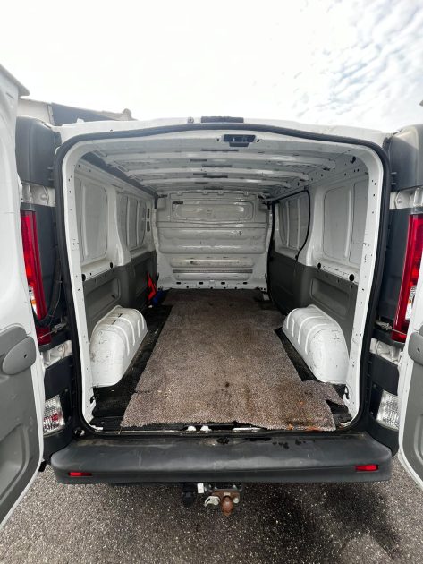 RENAULT TRAFIC 2008. Auto Dakar développe des outils numériques innovants pour optimiser la gestion de votre véhicule avec applications mobiles et services connectés. Ces technologies facilitent le suivi de l'entretien, la géolocalisation et les demandes d'assistance en temps réel.