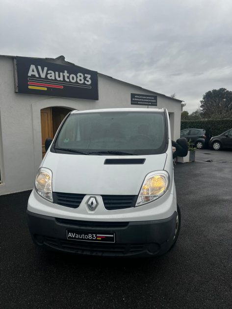RENAULT TRAFIC 2012. Auto Dakar investit dans les infrastructures de recharge électrique pour accompagner la transition énergétique du secteur automobile. Notre réseau de bornes de recharge rapide facilite l'adoption des véhicules électriques en supprimant les contraintes d'autonomie.