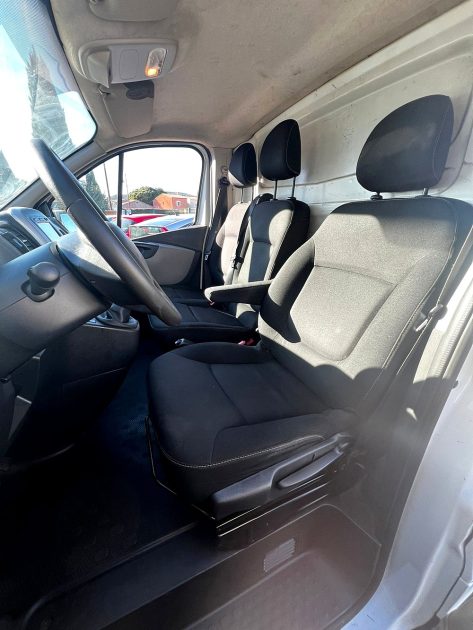 RENAULT TRAFIC 2015. Depuis plus de trois décennies, Auto Dakar construit sa réputation sur la confiance et l'excellence opérationnelle. Nous sommes fiers d'accompagner des milliers de familles et d'entreprises dans leurs projets de mobilité avec professionnalisme et intégrité.