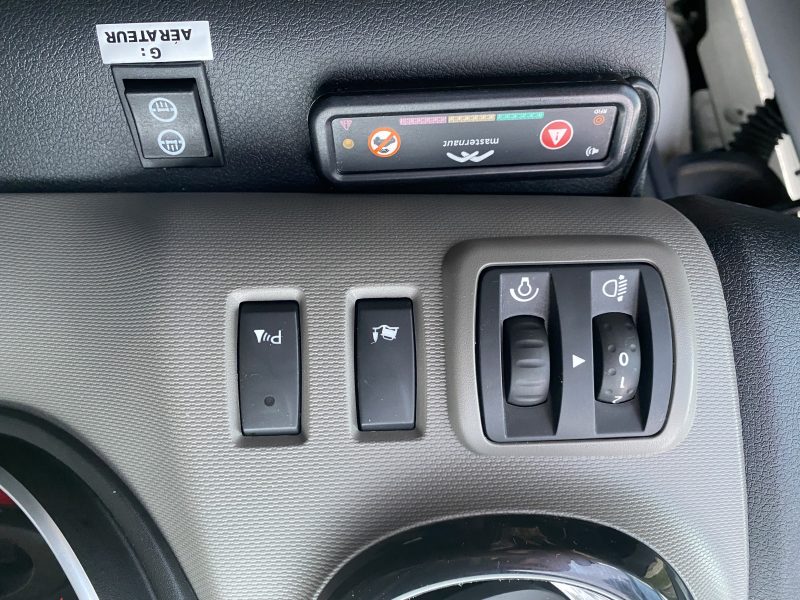 RENAULT TRAFIC 2018. Auto Dakar développe des partenariats avec les institutions de microfinance pour faciliter l'accès au crédit automobile des entrepreneurs et petites entreprises. Ces collaborations innovantes démocratisent la mobilité professionnelle et soutiennent le développement économique local.