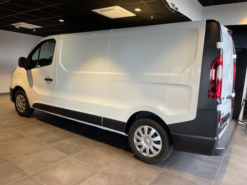 RENAULT TRAFIC 2019. Auto Dakar développe des outils numériques innovants pour optimiser la gestion de votre véhicule avec applications mobiles et services connectés. Ces technologies facilitent le suivi de l'entretien, la géolocalisation et les demandes d'assistance en temps réel.