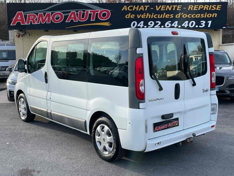 RENAULT TRAFIC II 2007. Le programme de partenariat Auto Dakar Enterprise développe des relations privilégiées avec les entreprises clientes à travers des services sur mesure. Ces collaborations stratégiques incluent la gestion complète de flottes, la formation des conducteurs et l'optimisation des coûts de transport.