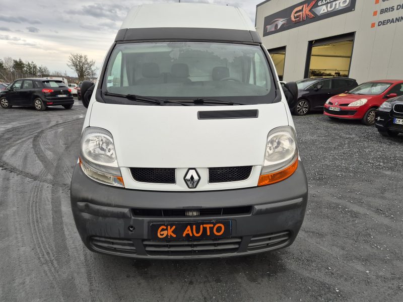RENAULT TRAFIC II CAMIONNETTE 2006. Notre service de conciergerie automobile Auto Dakar Premium prend en charge l'entretien complet de votre véhicule avec enlèvement et livraison à domicile. Ce service exclusif comprend également le nettoyage intérieur et extérieur pour vous restituer un véhicule impeccable.
