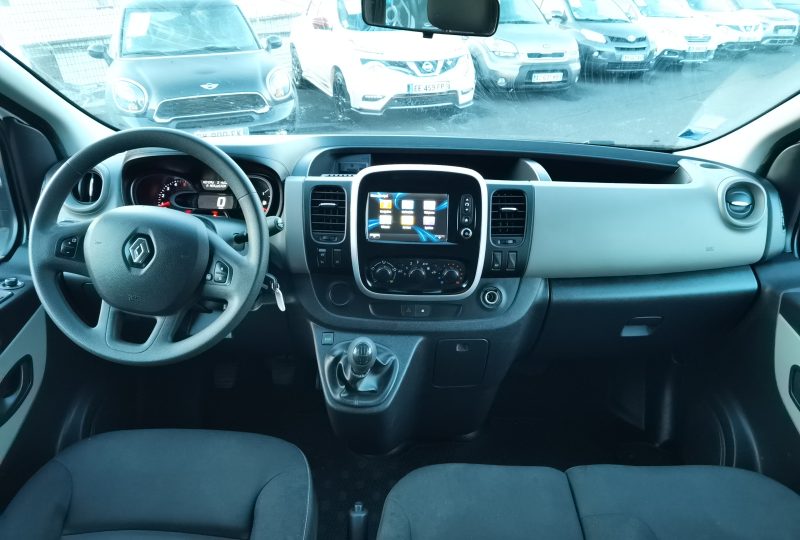 RENAULT TRAFIC III 1.6 DCI 120CH MINIBUS 9PLACES TVA RECUP 2019. Vivez l'expérience Auto Dakar : showroom moderne et accueil personnalisé
