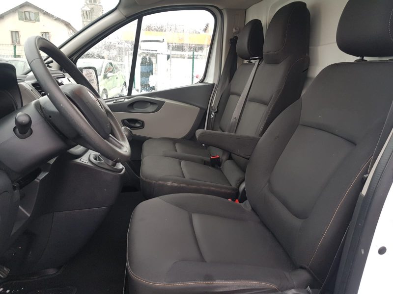RENAULT TRAFIC III 2015. Auto Dakar développe des solutions de mobilité écologique avec une gamme étendue de véhicules à faible émission de CO2. Notre engagement environnemental se traduit aussi par des pratiques internes respectueuses de l'environnement dans tous nos processus opérationnels.
