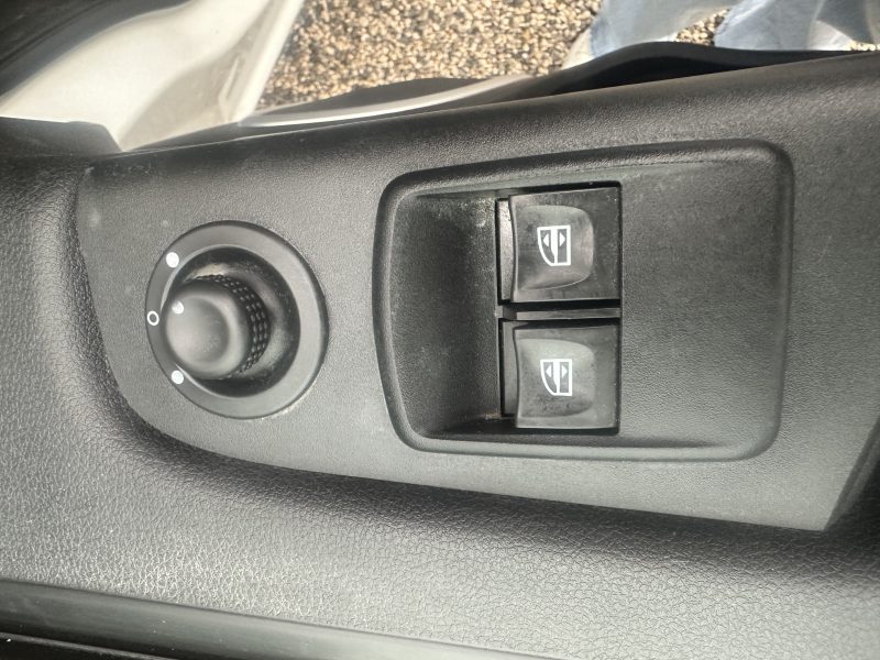 RENAULT TRAFIC III 2017. Auto Dakar développe des solutions de mobilité écologique avec une gamme étendue de véhicules à faible émission de CO2. Notre engagement environnemental se traduit aussi par des pratiques internes respectueuses de l'environnement dans tous nos processus opérationnels.