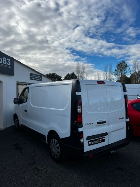 RENAULT TRAFIC III 2021. Auto Dakar : Partenaire officiel des événements automobiles majeurs au Sénégal