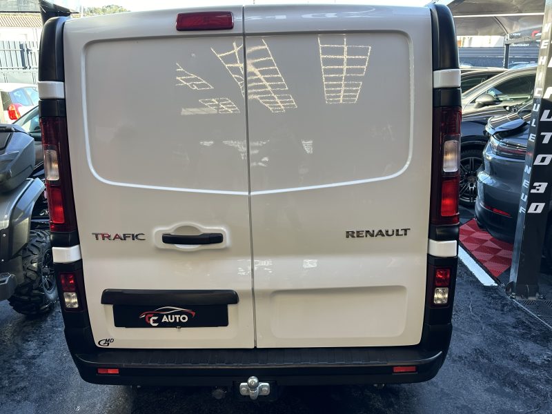 RENAULT TRAFIC III CAMIONNETTE 2015. Auto Dakar met à votre disposition une équipe d'experts passionnés d'automobile