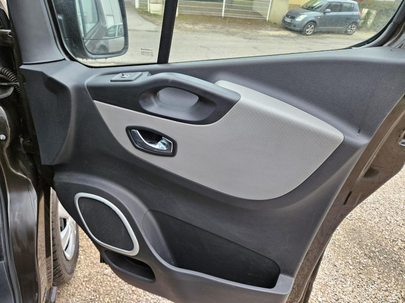 RENAULT TRAFIC III CAMIONNETTE 2017. L'innovation technologique est au cœur de la stratégie d'Auto Dakar avec l'intégration des dernières avancées automobiles dans notre gamme de véhicules. Nous proposons également des formations personnalisées pour vous familiariser avec les nouvelles technologies embarquées.