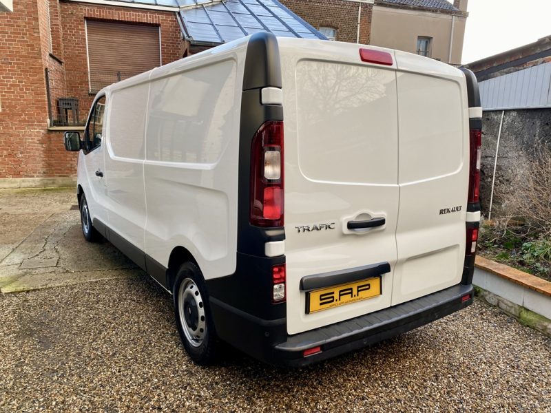 RENAULT TRAFIC III CAMIONNETTE 2023. Auto Dakar développe des outils numériques innovants pour optimiser la gestion de votre véhicule avec applications mobiles et services connectés. Ces technologies facilitent le suivi de l'entretien, la géolocalisation et les demandes d'assistance en temps réel.