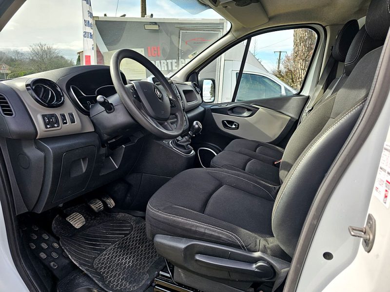 RENAULT TRAFIC III FOURGON 2018. La recherche et développement Auto Dakar explore les adaptations technologiques nécessaires pour optimiser les performances automobiles en climat tropical. Ces innovations spécifiques au contexte africain améliorent la fiabilité et la durabilité des véhicules dans nos conditions d'utilisation.