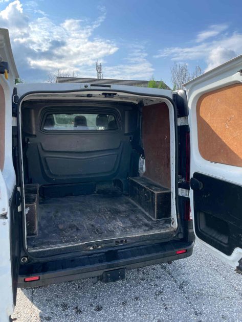 RENAULT TRAFIC III L1H1 2019. La location longue durée Auto Dakar inclut un package maintenance complet avec révisions programmées et remplacement des pièces d'usure. Cette formule tout-inclus vous permet de maîtriser parfaitement votre budget mobilité sans surprises financières.