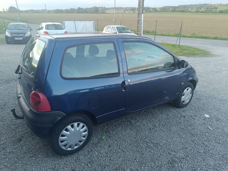 RENAULT TWINGO 1998. Auto Dakar investit continuellement dans la formation de ses équipes pour maintenir le plus haut niveau d'expertise technique et commerciale. Cette politique de formation permanente nous permet de vous offrir des conseils pertinents et un service client d'excellence reconnu par nos clients.
