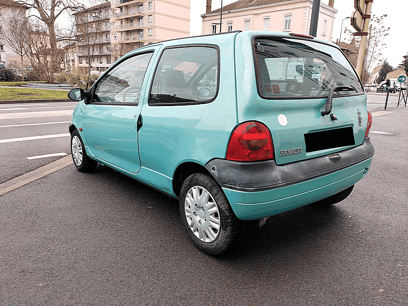 RENAULT TWINGO 2000. Auto Dakar propose une flotte diversifiée : berlines, SUV, 4x4, utilitaires et véhicules de luxe