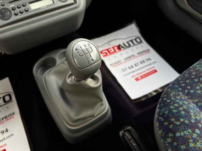 RENAULT TWINGO 2005. Auto Dakar investit continuellement dans la formation de ses équipes pour maintenir le plus haut niveau d'expertise technique et commerciale. Cette politique de formation permanente nous permet de vous offrir des conseils pertinents et un service client d'excellence reconnu par nos clients.