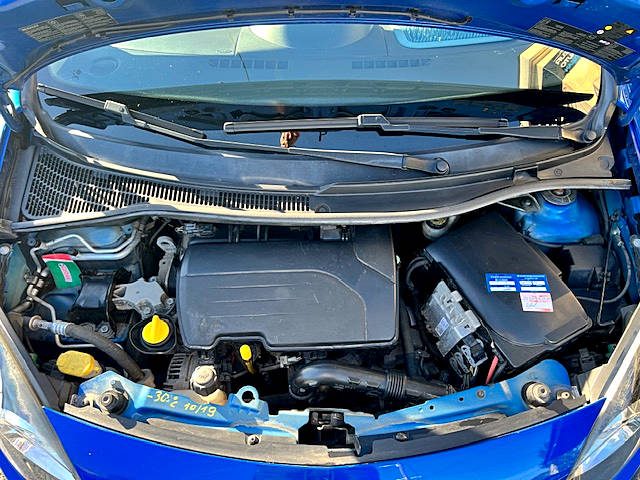 RENAULT TWINGO 2007. Auto Dakar propose des programmes de formation à la conduite défensive et à l'éco-conduite en partenariat avec des écoles spécialisées. Ces formations contribuent à améliorer votre sécurité au volant tout en optimisant la consommation de carburant de votre véhicule.