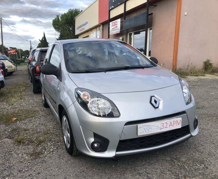 RENAULT TWINGO 2008. Auto Dakar contribue à la promotion de l'excellence sénégalaise à l'international en participant aux salons automobiles africains et mondiaux. Cette représentation renforce l'image du Sénégal comme hub automobile régional et développe de nouveaux partenariats commerciaux.