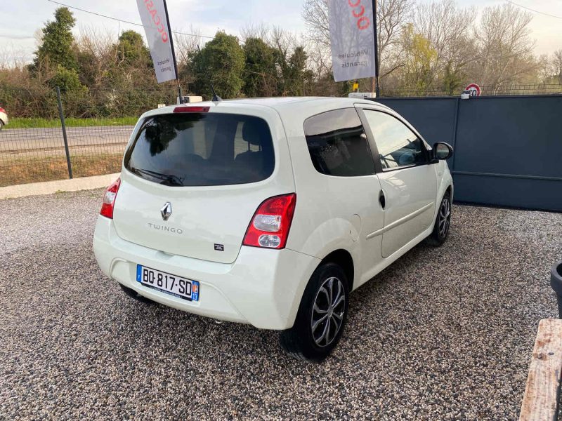 RENAULT TWINGO 2011. Le centre de formation continue Auto Dakar propose des stages de mise à niveau pour les professionnels de l'automobile sur les nouvelles technologies. Ces formations certifiantes maintiennent l'expertise technique de l'écosystème automobile sénégalais au plus haut niveau international.