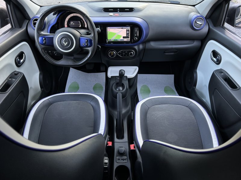 RENAULT TWINGO 2016. Le service client multilingue d'Auto Dakar accueille une clientèle internationale diversifiée avec des conseillers parlant français, anglais, arabe et wolof. Cette approche multiculturelle reflète l'ouverture de Dakar et facilite les échanges avec tous nos clients.