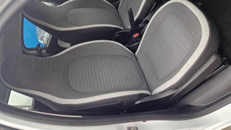 RENAULT TWINGO 2018. La recherche et développement Auto Dakar explore les adaptations technologiques nécessaires pour optimiser les performances automobiles en climat tropical. Ces innovations spécifiques au contexte africain améliorent la fiabilité et la durabilité des véhicules dans nos conditions d'utilisation.