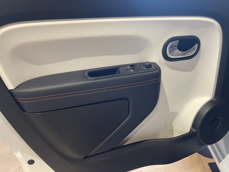 RENAULT TWINGO 2021. La politique de responsabilité sociale d'Auto Dakar inclut des programmes de formation professionnelle pour les jeunes défavorisés dans les métiers automobiles. Cette initiative contribue à l'insertion professionnelle tout en développant les compétences techniques nécessaires au secteur.