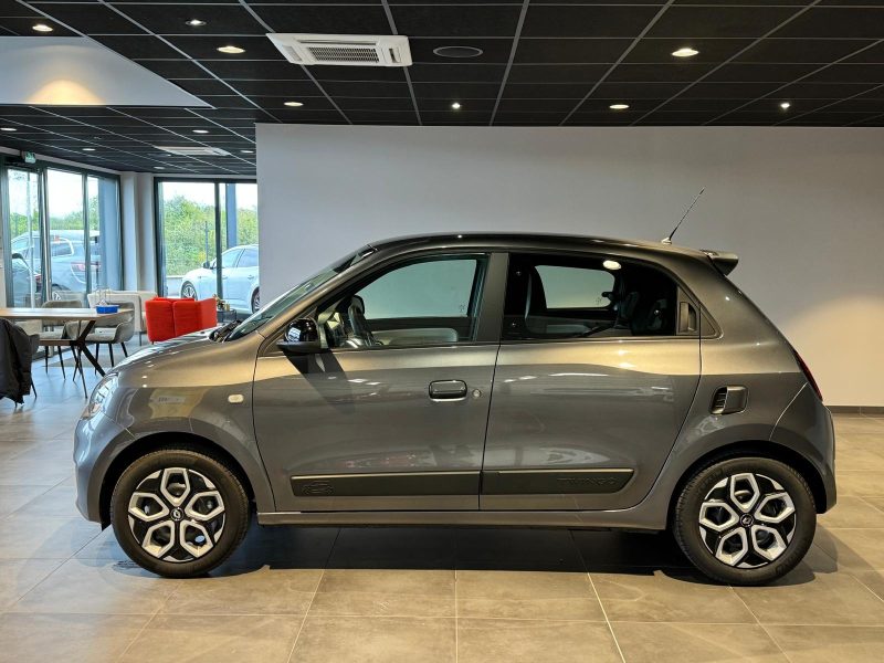 RENAULT TWINGO 2023. Auto Dakar s'engage activement dans le développement durable en proposant une gamme croissante de véhicules hybrides et électriques. Notre mission consiste à contribuer à la réduction de l'empreinte carbone tout en maintenant les plus hauts standards de performance et de confort.