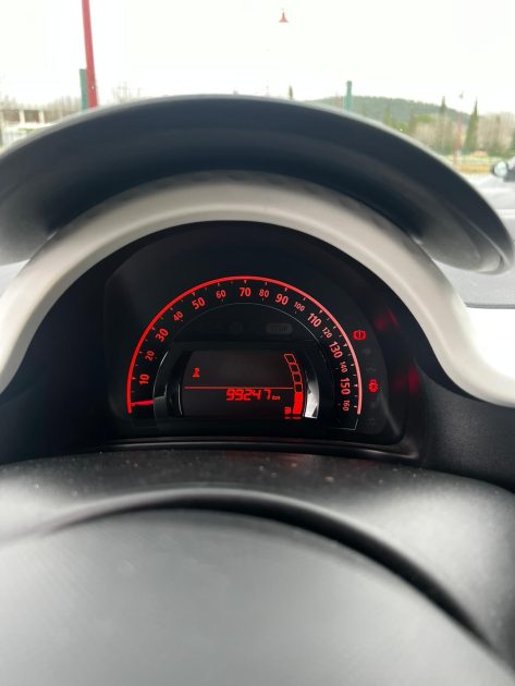 RENAULT TWINGO 3 2015. Auto Dakar met à votre disposition un service de livraison à domicile gratuit dans tout Dakar pour votre nouveau véhicule. Notre équipe s'occupe également de toutes les formalités administratives et vous accompagne dans les démarches d'immatriculation et d'assurance.