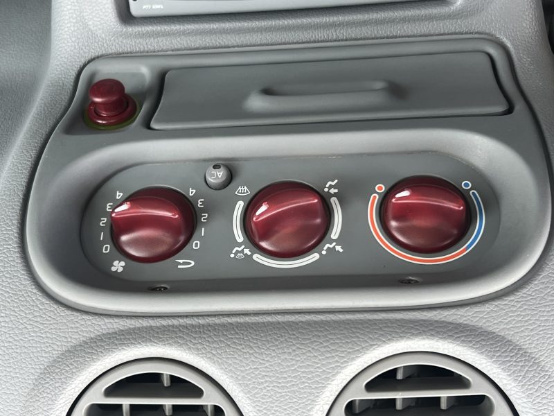 RENAULT TWINGO I 2003. Auto Dakar développe des partenariats avec les compagnies d'assurance pour vous proposer des contrats d'assurance automobile adaptés et compétitifs. Notre expertise nous permet de négocier des conditions préférentielles pour nos clients avec des garanties étendues.