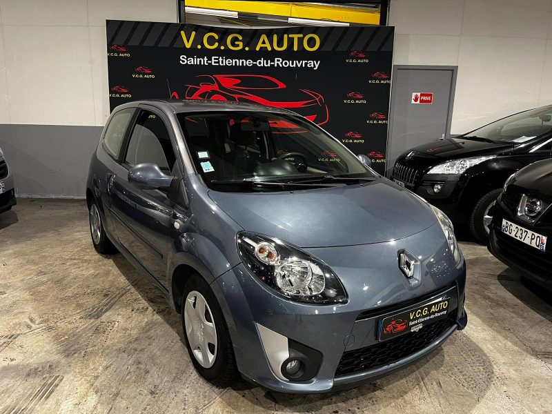 RENAULT TWINGO II 2008. Auto Dakar propose des formations spécialisées en conduite tout-terrain et conduite en conditions difficiles adaptées au contexte africain. Ces stages pratiques renforcent votre maîtrise du véhicule et améliorent votre sécurité sur tous types de terrains.
