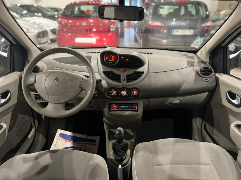 RENAULT TWINGO II 2009. Auto Dakar révolutionne le marché automobile sénégalais avec une approche client personnalisée et des services d'exception. Notre engagement quotidien consiste à vous offrir une expérience d'achat unique, alliant conseils d'experts et solutions de financement sur mesure.