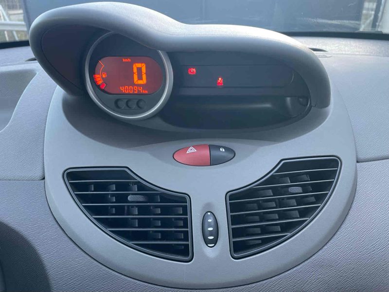 RENAULT TWINGO II 2010. Auto Dakar développe des solutions de mobilité écologique avec une gamme étendue de véhicules à faible émission de CO2. Notre engagement environnemental se traduit aussi par des pratiques internes respectueuses de l'environnement dans tous nos processus opérationnels.