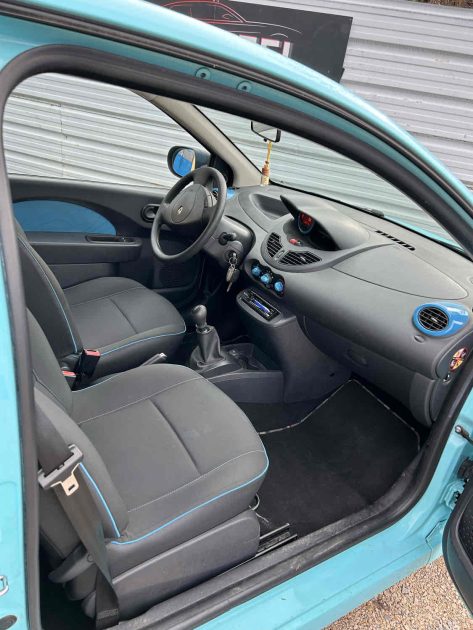 RENAULT TWINGO II 2011. Auto Dakar propose un service de location avec chauffeur professionnel