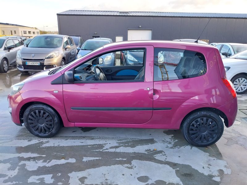 RENAULT TWINGO II 2012. Auto Dakar met à votre disposition un service de livraison à domicile gratuit dans tout Dakar pour votre nouveau véhicule. Notre équipe s'occupe également de toutes les formalités administratives et vous accompagne dans les démarches d'immatriculation et d'assurance.